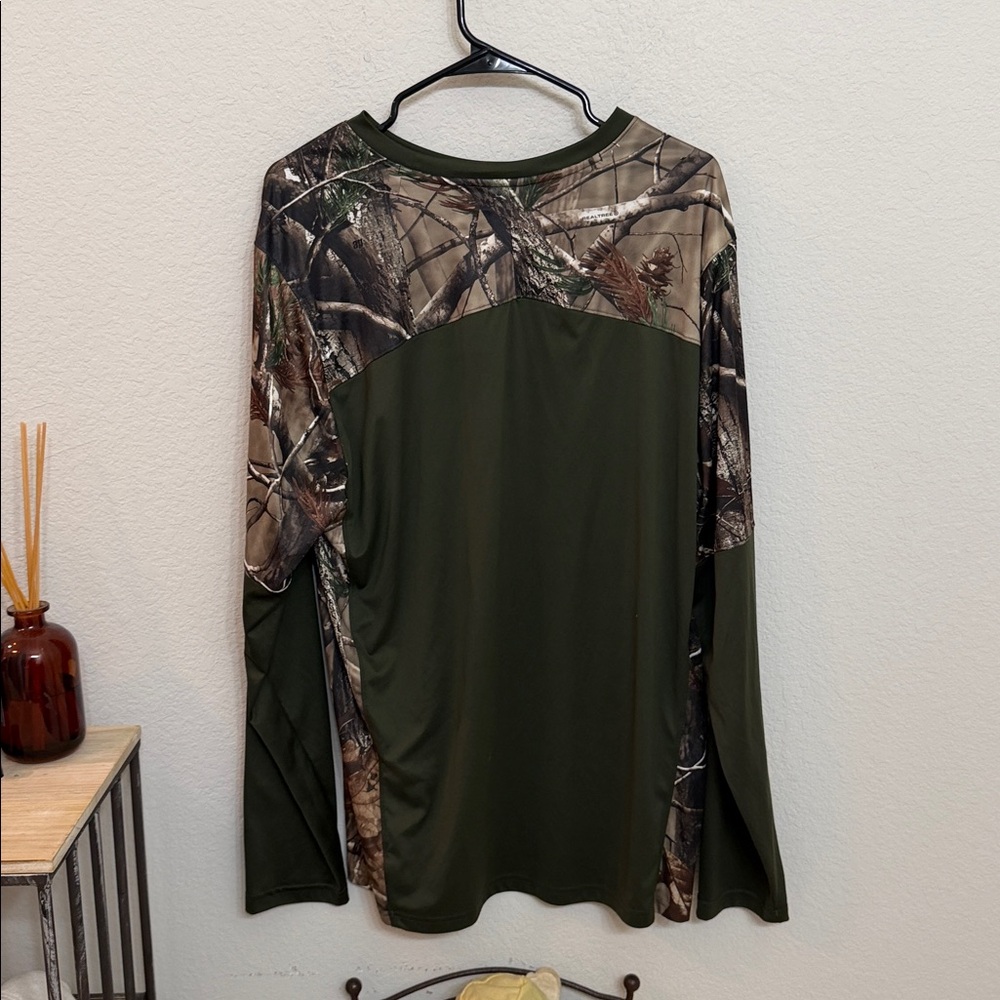 Under Armour Loose fit Men's Olive and Camo Long Sleeve Tee - Picture 2 of 3